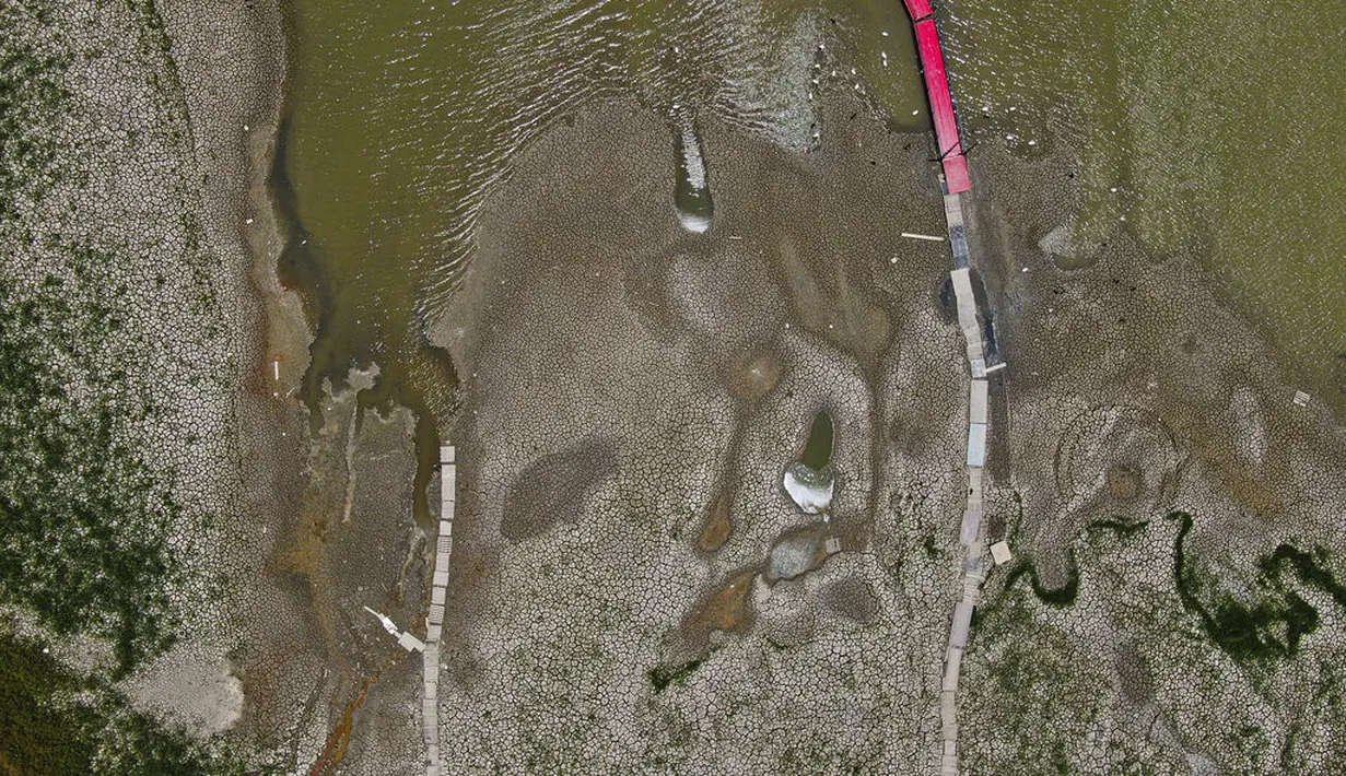 Pemandangan Waduk Boca yang memasok air ke kota utara Monterrey hampir kering karena bagian utara Meksiko dilanda kekeringan hebat, di Santiago, Meksiko (9/7/2022). Perencanaan yang buruk, dan penggunaan air yang tinggi telah menyebabkan tiga bendungan yang membantu memasok kota mengering. (AP Photo/Fernando Llano)