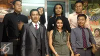 Charly van Houten bersama istri, Regina Irawan melaporkan ibu dan kakak Rere Regina dengan tuduhan perbuatan tidak menyenangkan ke Polda Metro Jaya, Senin (5/10/2015). [Foto: Sapto Purnomo/Liputan6.com]