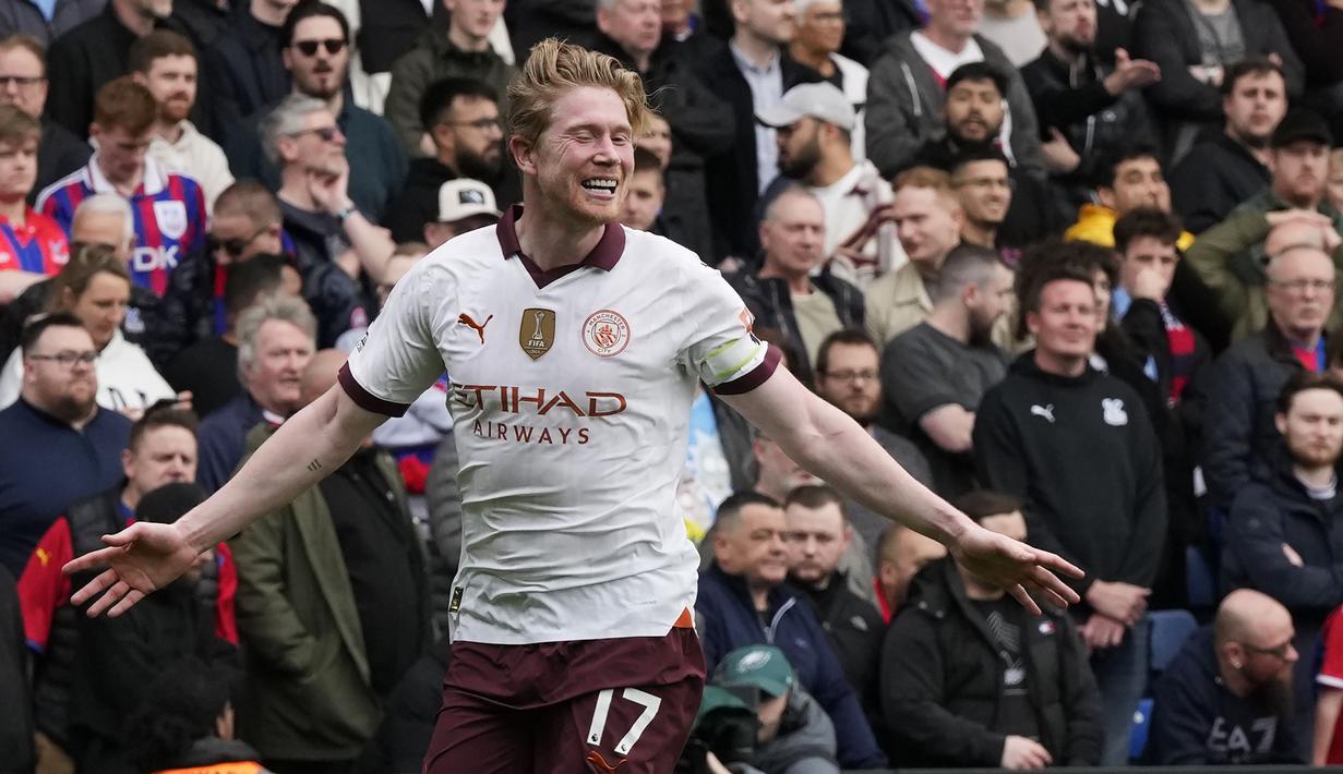 Selebrasi gelandang Manchester City, Kevin De Bruyne merayakan gol keempat timnya ke gawang Crystal Palace pada laga pekan ke-32 Premier League 2023/2024 di Selhurst Park stadium, London, Sabtu (6/4/2024). (AP Photo/Frank Augstein)