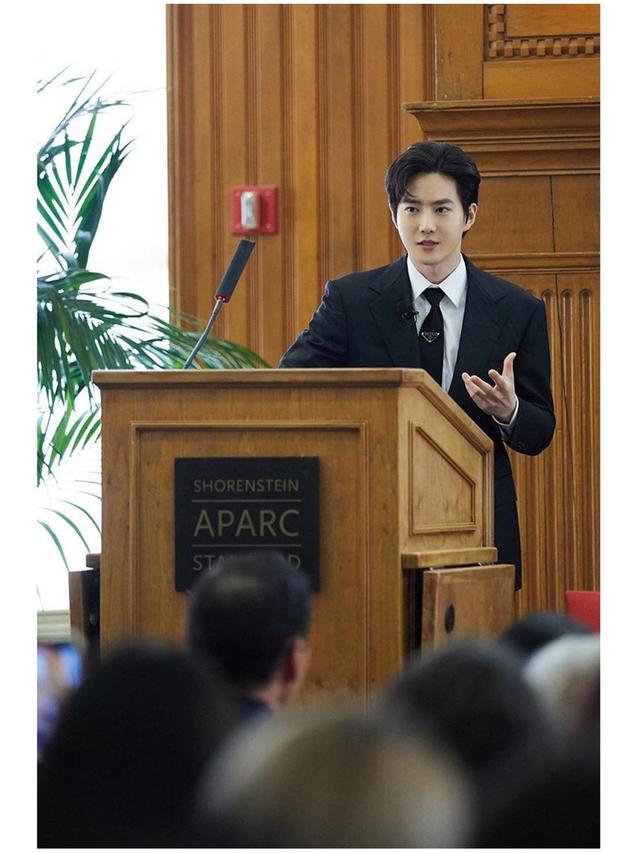 Bahas Korean Wave, Ini 6 Potret Suho EXO Jadi Pembicara di Stanford University