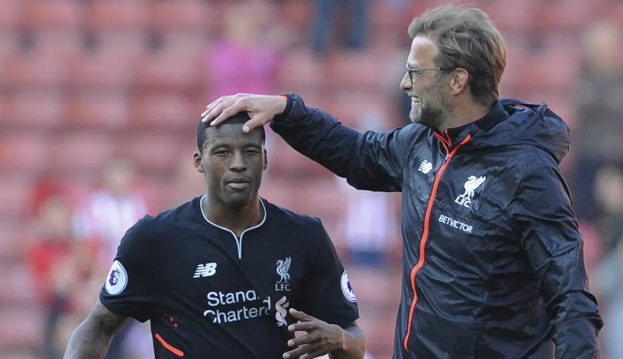  Rayakan kemenanga pelatih Liverpool, Juergen Klopp (kanan) memegang kepala Georginio Wijnaldum usai timnya menang atas Stoke City  pada laga Premier League pekan ke-32 di Britannia Stadium, Stoke, (8/4/2017). Liverpool menang 2-1. (AP/Rui Vieira)
