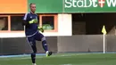 Kiper utama Ajax Amsterdam, Jasper Cillessen, melakukan pemanasan di stadion Ernst Happel jelang laga Liga Champions kontra Rapid Vienna. (Bola.com/Reza Khomaini)