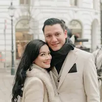Titi Kamal dan Christian Sugiono melanjutkan liburan keliling Eropa dengan singgah di Vienna. Pasangan suami istri ini tuai pujian dengan gaya romantisnya [@titi_kamall]