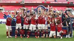 Para pemain Arsenal mengangkat trofi Piala FA setelah mengalahkan Chelsea pada pertandingan final Piala FA di stadion Wembley, London, Minggu (2/8/2020) dini hari. Arsenal juara Piala FA setelah menang dengan skor 2-1. (Catherine Ivill/Pool via AP)