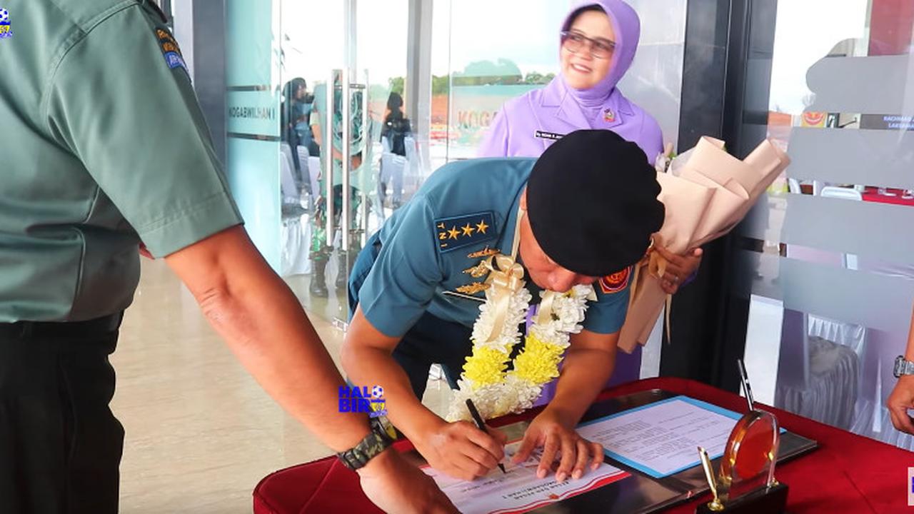 Letjen Kunto Arief Terima Trisula Kebanggan Kogabwilhan I dari Laksamana Madya TNI Rachmad Jayadi