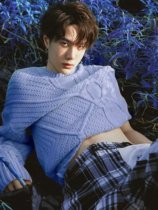 Knitwear dengan aksen pola yang besar serta dipadukan dengan celana bermotif flanel akan jadikan gayanya kian sempurna. Permainan warna juga memegang kunci untuk sempurnakan gayanya. [Foto: Instagram/ Xiaozhan_195]