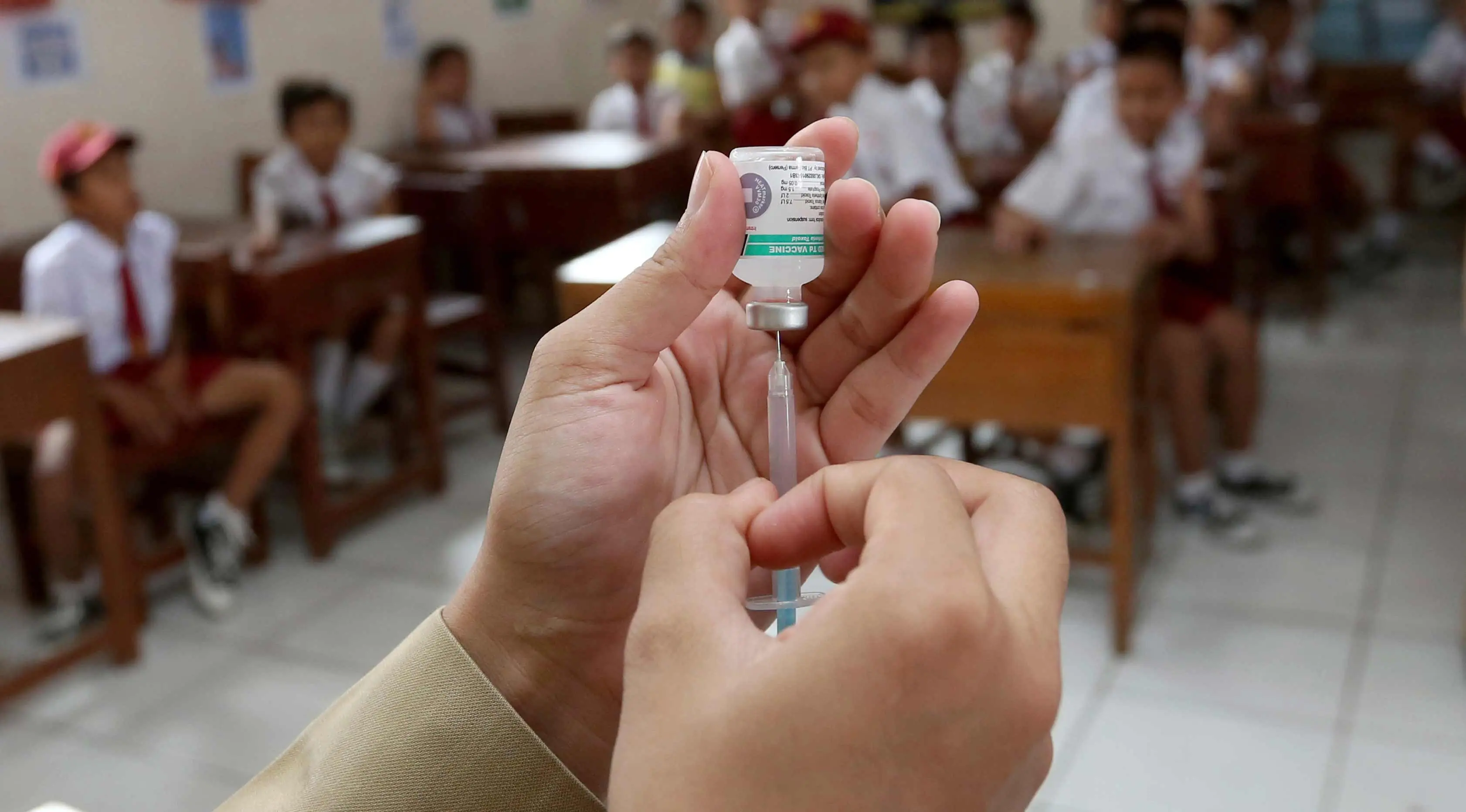 Seorang paramedis menyiapkan vaksin difteri untuk diberikan kepada siswa di sebuah sekolah dasar pada hari pertama sebuah kampanye di Tangerang, Senin (11/12). (AP Photo / Tatan Syuflana)