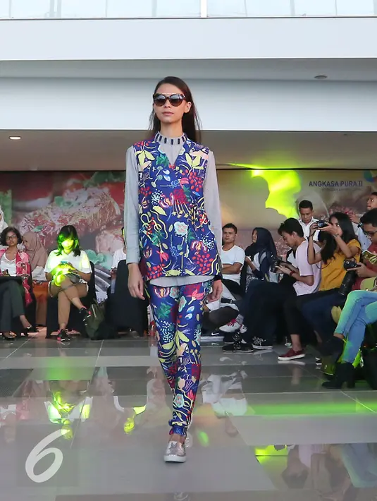 Busana karya desainer Mel Ahrya ikut memeriahkan fashion show di Terminal 3 Ultimate Bandara Soekarno Hatta, Tangerang, Banten, Rabu (20/7). (Liputan6.com/Angga Yuniar)
