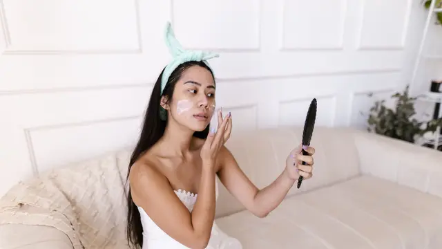 Masih Bingung Pakai Sunscreen Sebelum atau Sesudah Makeup? Ini Urutan yang Perlu Dipahami