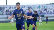 Selebrasi striker Persita Tangerang, Hokky Caraka usai mencetak gol dengan tendangan salto ke gawang Persik  Kediri dalam laga pekan ke-15 BRI Super League 2025/2026 di Indomilk Arena, Minggu (21/12/2025). (Bola.com/M. Iqbal Ichsan)