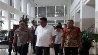 Ketua Gerindra dan Ketua PDI Perjuangan jalan bareng bersama Kapolda Sulut (Liputan6.com/ Yosep Ikanubun)
