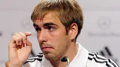 Bek dan kapten Jerman Philipp Lahm saat sesi konferensi pers di Hotel Velmore, Erasmia, Pretoria, 1 Juli 2010 jelang laga perempat final PD 2010 melawan Argentina di Cape Town. AFP PHOTO / JOHN MACDOUGALL 