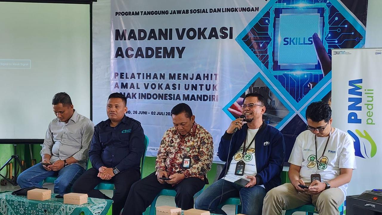 Ruang Amal Indonesia bermitra bersama PT Permodalan Nasional Madani (PNM) menggelar pelatihan skema operator menjahit sepatu untuk bagi anak-anak keluarga pra sejahtera yang ada di wilayah Kabupaten Batang (Istimewa)