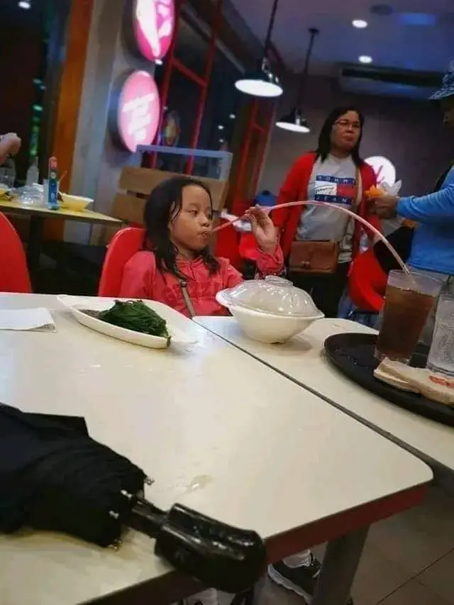 10 Potret Absurd Orang Pakai Sedotan yang Anti-mainstrema Ini Bikin Geleng Kepala