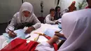 Seorang siswi mengisi formulir Penerimaan Peserta Didik Baru (PPDB) tahun ajaran 2016/2017 di Dinas Pendidikan Kota Yogyakarta, Rabu (15/6). PPDB jalur Kartu Menuju Sehat (KMS) diminati siswa untuk mendapatkan sekolah favorit. (Liputan6.com/Boy Harjanto)