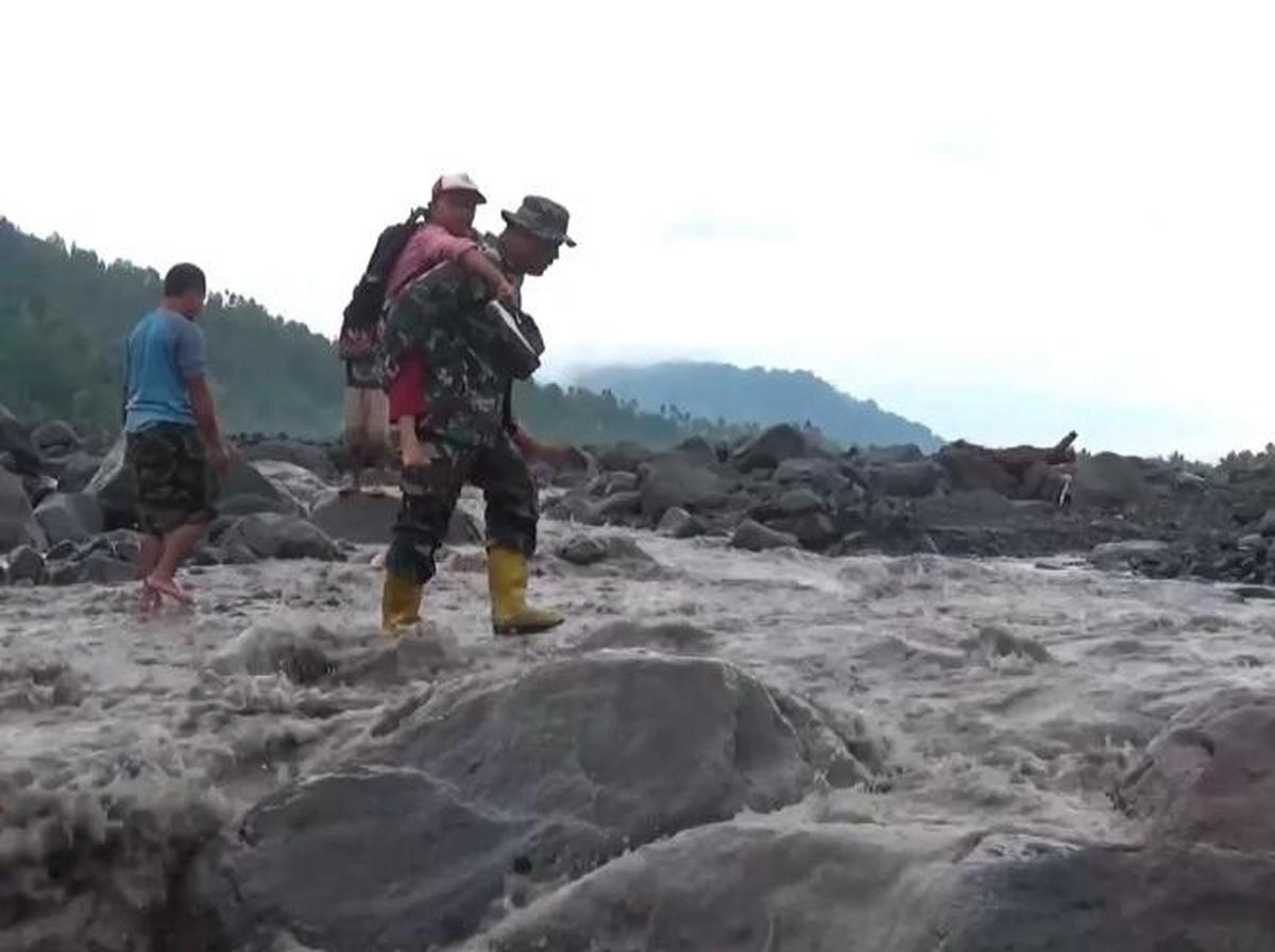 Aksi Heroik Babinsa di Lumajang Gendong Siswa Seberangi Banjir Lahar Semeru