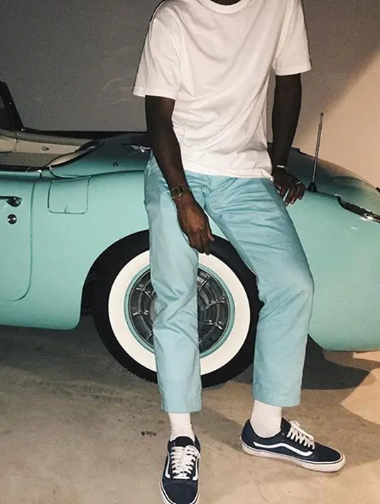 Yap, lewat akun instagramnya Kendall memposting sebuah foto yang sukses membuat netizen bertanya-tanya. Foto yang di unggahnya memperlihatkan penampilan cowok keren dan wajahnya tak terlihat seolah disembunyikan oleh Kendall. (Instagram)