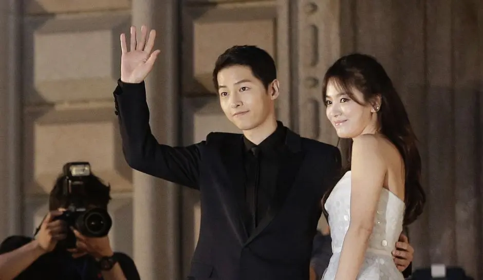 Song Hye Kyo dan Song Joong Ki mulai dikabarkan dekat setelah bermain dalam drama Descendants of the Sun 