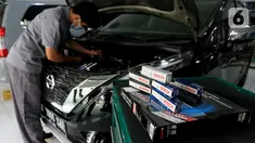 Mekanik mengganti busi pada kendaraan roda empat di bengkel Kemayoran, Jakarta, Sabtu (23/01/2022). Bekerja sama dengan 100 bengkel di Jabodetabek, Bosch melalui Divisi Automotive Aftermarket menggagas kampanye Bosch Spark All the Way dalam mengurangi pencemaran udara. (Liputan.com/HO/Astro)