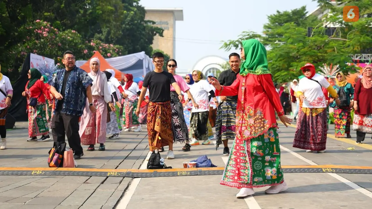 Kegiatan Berkain di Kota Tua Jakarta