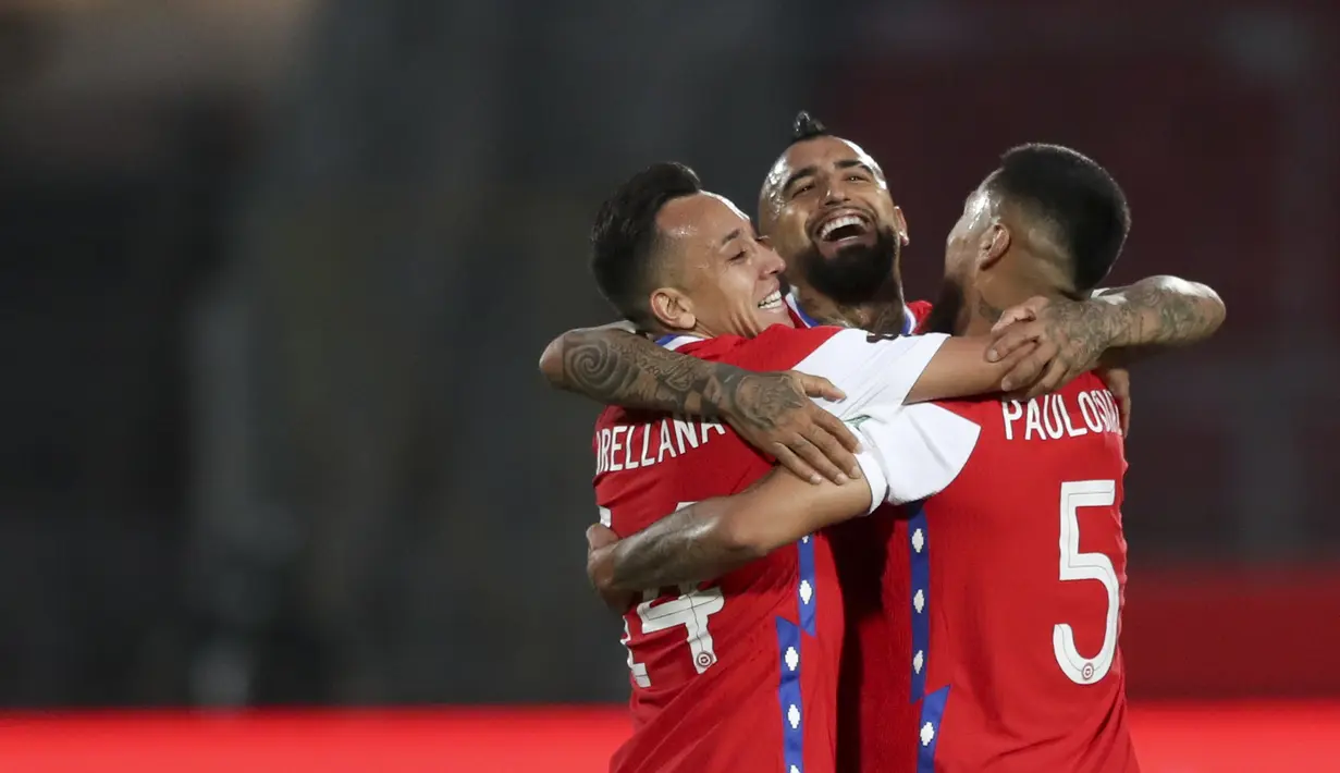 Gelandang Chile, Arturo Vidal (tengah) berselebrasi dengan timnya setelah mencetak gol ke gawang Peru dalam laga Kualifikasi Piala Dunia 2022 zona Conmebol di Estadio Nacional, Santiago, Jumat (13/11/2020). Chile mengalahkan Peru 2-0 berkat gol yang diborong Arturo Vidal (Ivan Alvarado, Pool via AP)