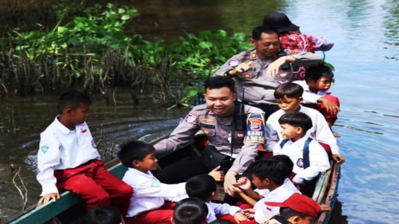 Unik! Tempuh Jalur Sungai, Polantas Banjarmasin Gencar Edukasi Lalu Lintas ke Siswa SD