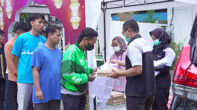 Salah satu aksi tim J99 Corp. berbagi puluhan ribu akjil di berbagai kota di Indonesia. (Foto: Dok. Tim J99 Corp.)