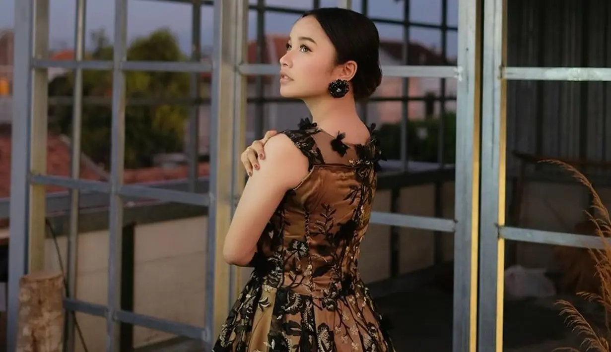 Tasya Rosmala memang kerap menggunakan gaun baik itu saat manggung atau membuat video klip. Dengan gaun ia tampak anggun dan menarik perhatian. (Liputan6.com/IG/@tasya_ratu_gopo)