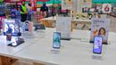 Sejumlah smartphone atau ponsel pintar dipajang di salah satu pusat perbelanjaan di kawasan Tangerang, Selasa (14/3/2023). Firma riset pasar International Data Corporation (IDC) memproyeksikan pasar smartphone atau ponsel pintar pada tahun ini masih akan stagnan, apabila terjadi kenaikan hanya berkisar satu persen. (Liputan6.com/Angga Yuniar)