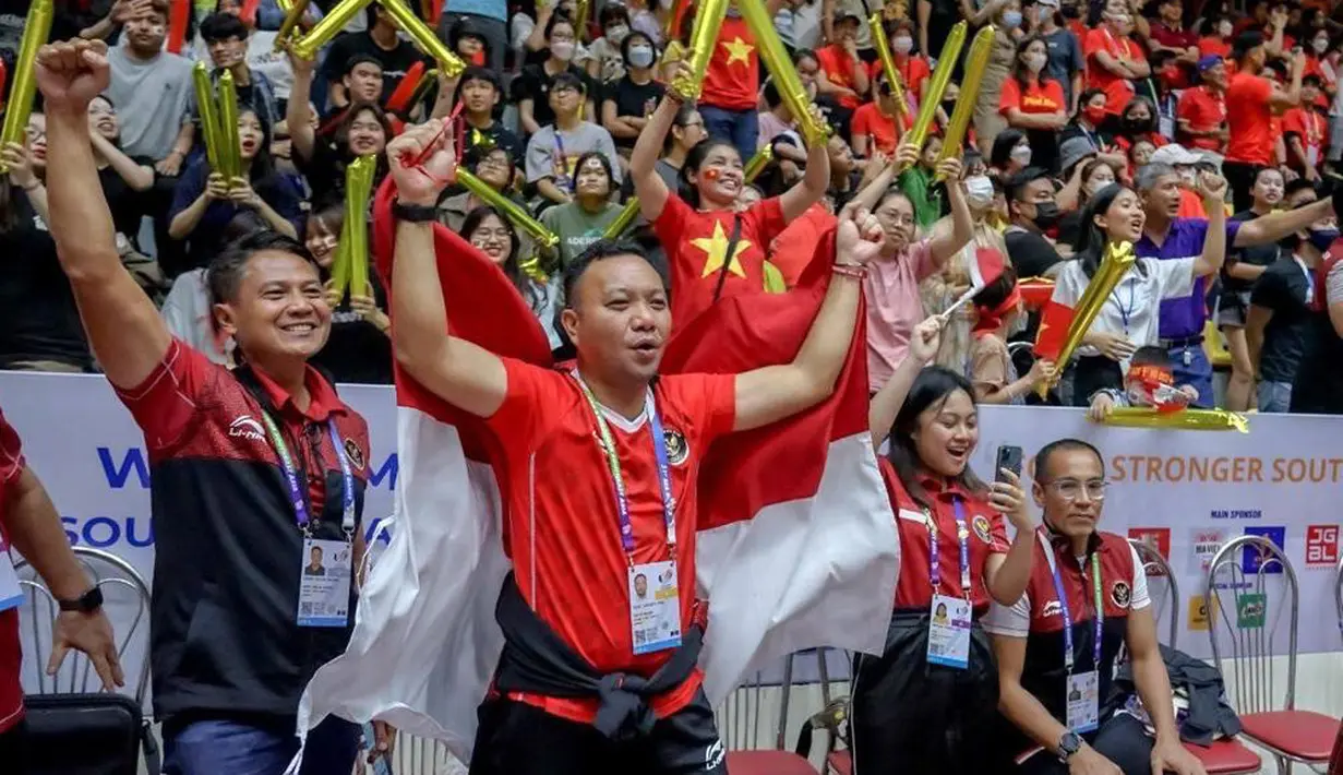CdM Tim Indonesia untuk SEA Games Vietnam, Ferry Kono melakukan selebrasi atas terciptanya sejarah tim basket putra Indonesia mengalahkan Filipina sekaligus merebut emas sejak 1977 di SEA Games 2021 Vietnam yang digelar di Thanh Tri Sport Information and Culutural Center Gymnasium, Minggu (22/5/2022). (NOC Indonesia/MP Media/Evan Andraws/Evan Andraws)