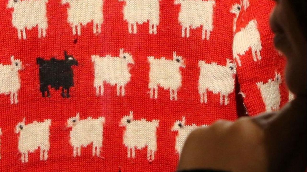 FOTO: Siap Dilelang dengan Harga Fantastis, Ini Foto-Foto Sweater Motif Kambing Hitam Putri Diana di Sotheby's