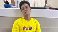 Baim Wong Terduduk Lemas Sambil Diinfus di Kursi Rumah Sakit Gara-Gara UGD Penuh. (instagram.com/baimwong)
