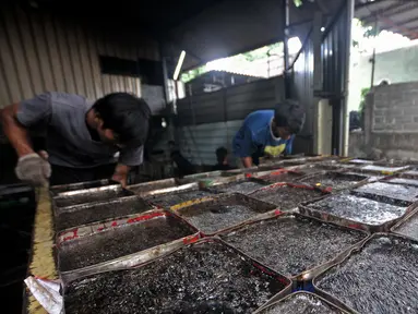 Pekerja saat memindahkan ratusan kaleng cincau hitam ke truk untuk dibawa ke agen di pabrik SR Purna Jaya, Jakarta, Kamis (9/5/2019). Permintaan cincau hitam saat bulan Ramadan melonjak hingga 3 kali lipat dari bulan biasanya. (merdeka.com/Iqbal S. Nugroho)