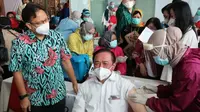 Menteri Kesehatan RI Budi Gunadi Sadikin memantau pelaksanaan vaksinasi COVID-19 untuk lansia di gedung olahraga dan serbaguna Samator Group Surabaya, Jawa Timur pada Sabtu, 27 Februari 2021. (Dok Kementerian Kesehatan RI)