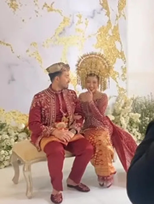 Busana adat Padang yang dikenakan Kiky Saputri dibalut dengan warna merah yang megah. [instagram/kikysaputri]