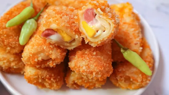 Risol Isi Sosis Pedas (Foto: YouTube Nay Yumna)