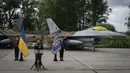 Presiden Ukraina Volodymyr Zelenskyy hari Minggu di lokasi rahasia memamerkan jet tempur F-16 baru yang tiba di Ukraina.  (AP Photo/Efrem Lukatsky)