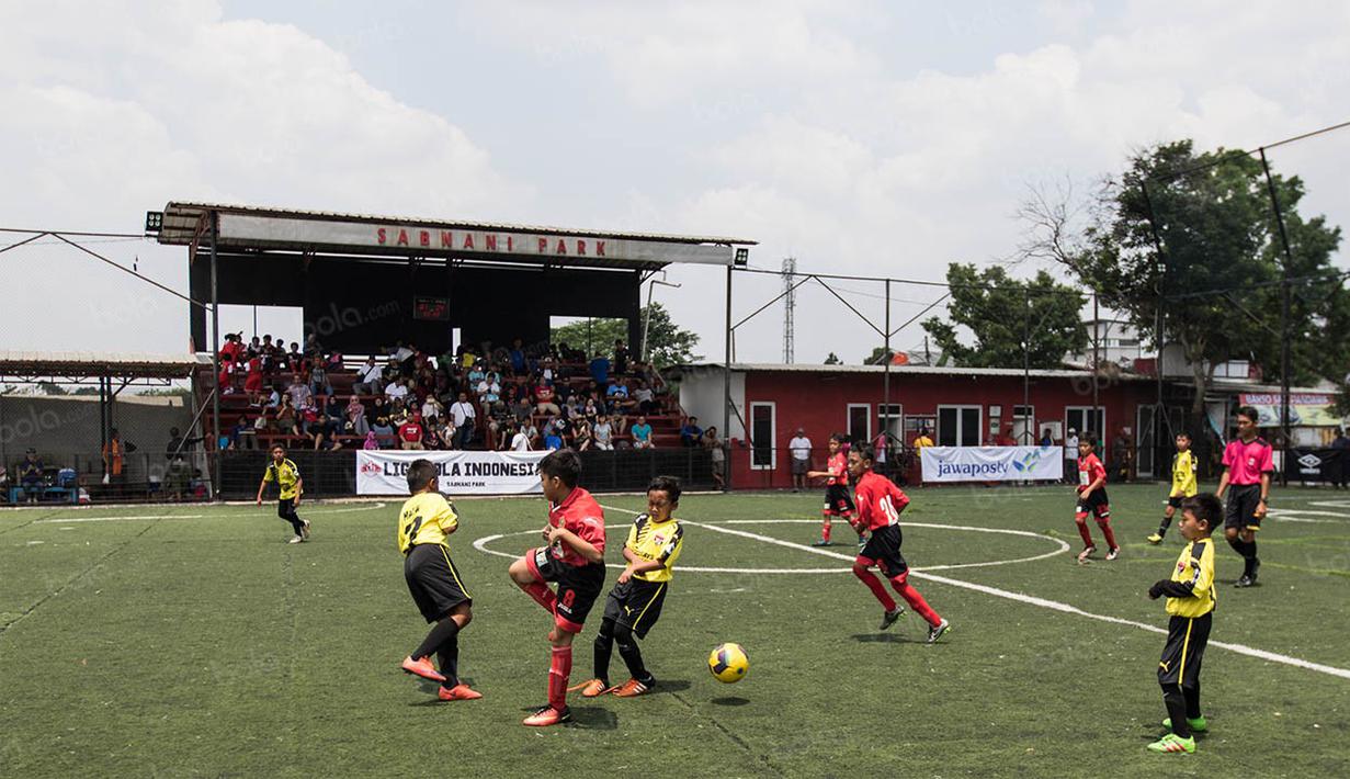 Suasana Liga Bola Indonesia yang sedang mempertandingkan laga kelompok umur 11 tahun. (Bola.com/Vitalis Yogi Trisna)