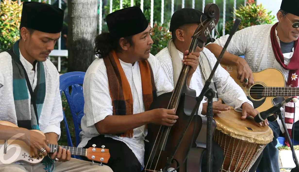 Lagu dan musik Keroncong Tugu dialunkan oleh kelompok musik di TPS 04 Gambir, Jakarta Pusat, Rabu (19/4). TPS 04 ini menjadi lokasi Presiden Joko Widodo (Jokowi) dan Ibu Negara menyalurkan hak pilihnya dalam Pilkada DKI 2017. (Liputan6.com/Angga Yuniar)