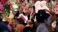 Pengantin Kahiyang Ayu dan Bobby Nasution saat berada di pelaminan usai melaksanakan akad nikah di Graha Saba Buana, Solo, Rabu (8/11). (Liputan6.com/Pool/Jimboengphoto)