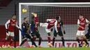 Pemain Arsenal Eddie Nketiah (tengah) mencoba mencetak gol ke gawang Crystal Palace pada pertandingan Liga Inggris di Emirates Stadium, London, Inggris, Kamis (14/1/2021). Pertandingan berakhir imbang 0-0. (AP Photo/Alastair Grant, Pool)