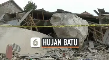 Warga desa Cihandeleum Purwakarta panik saat dihujani batu-batu berukuran besar hari Selasa (8/10/2019). Batu menimpa rumah dan bangunan sekolah.