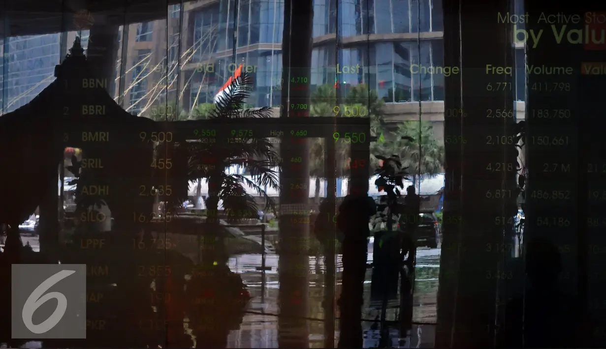Papan harga saham terpampang di Bursa Efek Indonesia, Jakarta, Kamis, (30/7/2015).  Setelah terus melemah, IHSG akhirnya menguat 29,82 poin  atau 0,61 persen) ke level 4.750,31. (Liputan6.com/Johan Tallo)