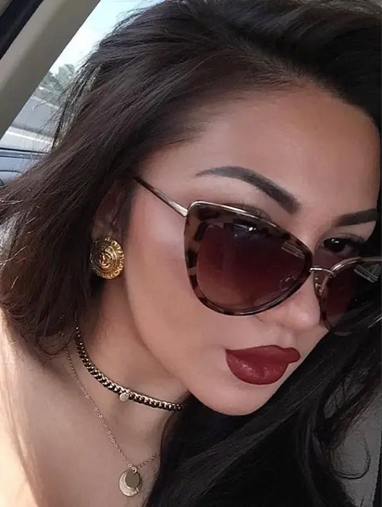 Dengan kacamata hitam dan dan rambut diurai, Ariel Tatum terlihat sangat memesona. (Foto: Instagram/@arieltatum)