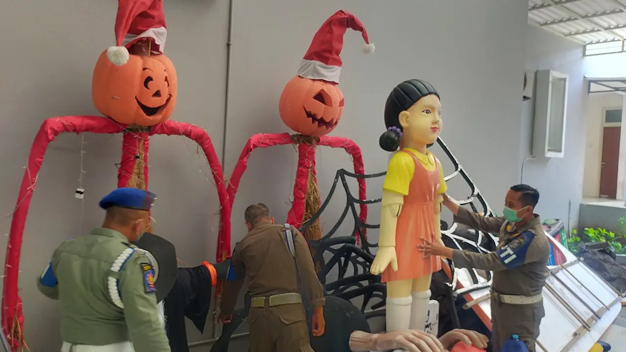 Boneka squid game di Jalan Tunjungan Surabaya dibongkar Satpol PP. (Dian Kurniawan/Liputan6.com)