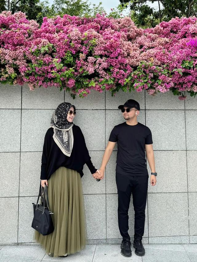 6 Potret Kayla Nadira dan Suami, Kakak Ipar Gus Zizan yang Juga Nikah Muda