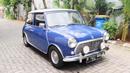 1976 Morris Mini MK3 berwarna biru memberikan nuansa funky dan klasik pada mobil Mr. Bean ini. (Source: YouTube/Desta Natasha Family)