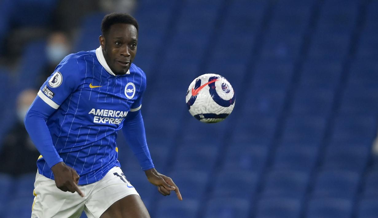 Striker Brighton and Hove Albion, Danny Welbeck menguasai bola saat menghadapi Newcastle United dalam laga lanjutan Liga Inggris 2020/2021 pekan ke-29 di Falmer Stadium, Brighton, Sabtu (20/3/2021). Brighton menang 3-0 atas Newcastle United. (AP/John Walton/Pool)