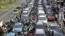 Kendaraan terjebak kemacetan di kawasan Jalan Thamrin dan Merdeka Barat, Jakarta, Senin (2/12/2019). Sejumlah ruas jalan di Jakarta mengalami kemacetan parah akibat aksi reuni 212 di kawasan Monas. (Liputan6.com/Faizal Fanani)