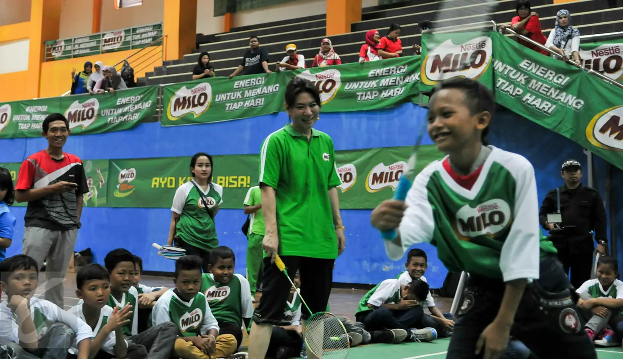 Legenda Bulutangkis Indonesia, Susi Susanti saat memberikan coaching clinic bagi para peserta MILO School Competition 2015, Jakarta, Sabtu (28/11/2015). (Liputan6.com/Yoppy Renato)